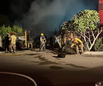 Fuerte incendio en llantera consume casa de lámina en Navojoa