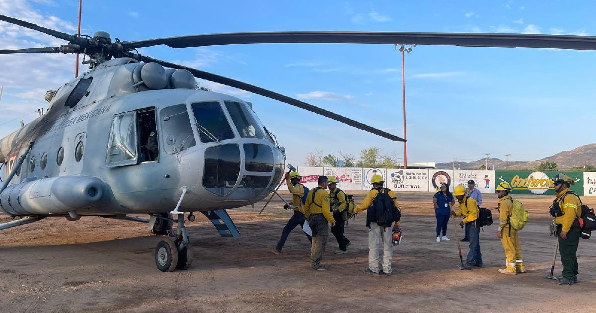 Helicóptero del gobierno apoya en combate de incendio en sierra La Púrica