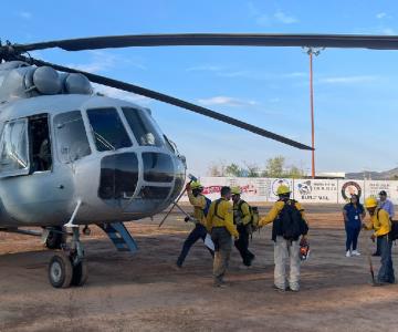 Helicóptero del gobierno apoya en combate de incendio en sierra La Púrica