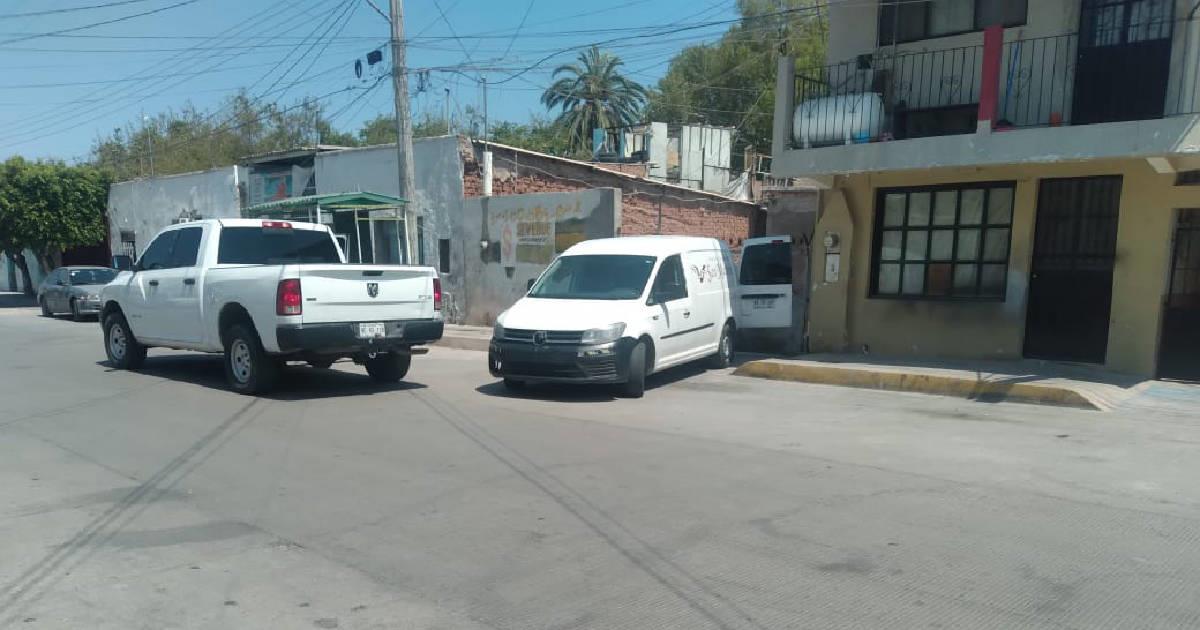 Hallan un hombre muerto en su patio; Se especula golpe de calor