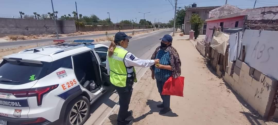 Llevan agua y sueros para mitigar el calor