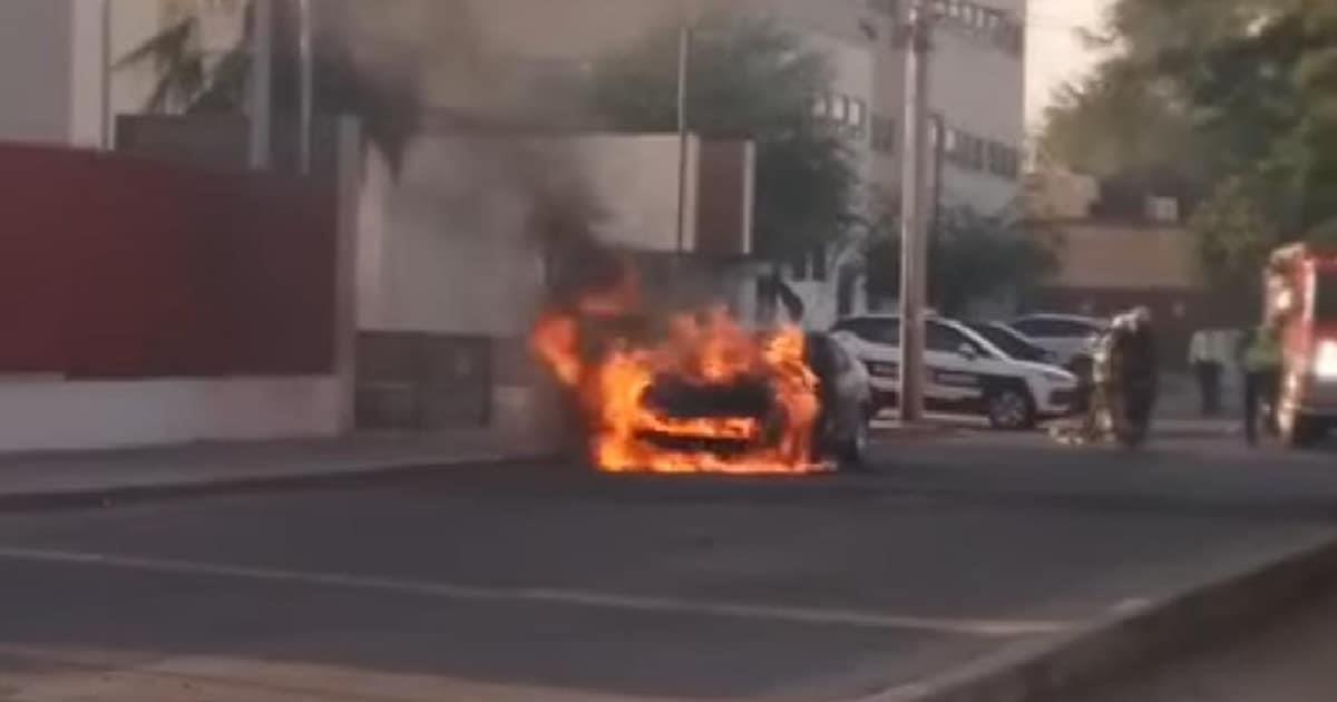 Bomberos sofocan incendio de vehículo frente a escuela en Las Quintas