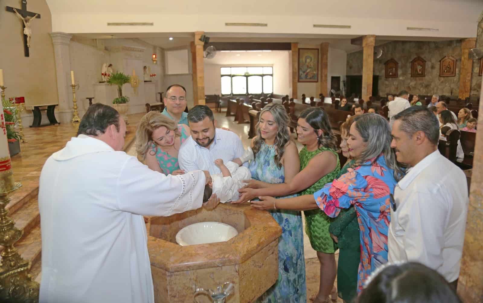 Emiliano Ocaña García recibe el Sacramento del Bautizo