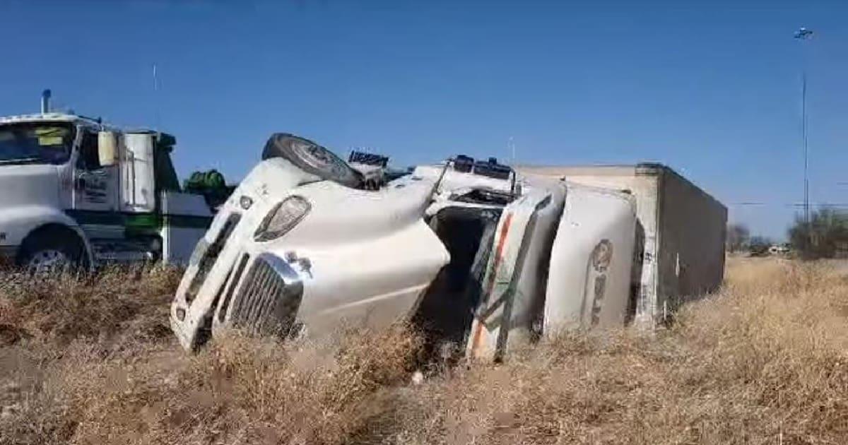 Trailer pierde control y termina volcado en Hermosillo-Guaymas