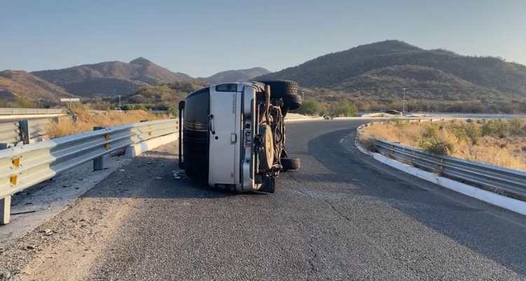 Trailer pierde control y termina volcado en Hermosillo-Guaymas