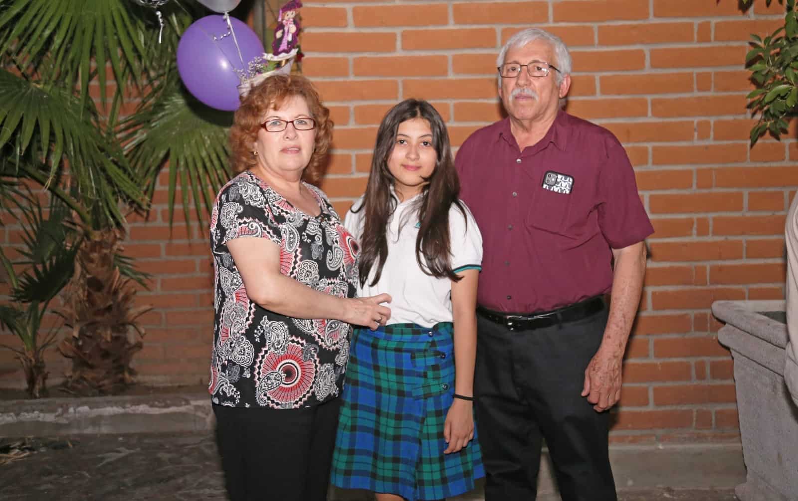 Ana Victoria Morales Ruiz se gradúa de sexto grado