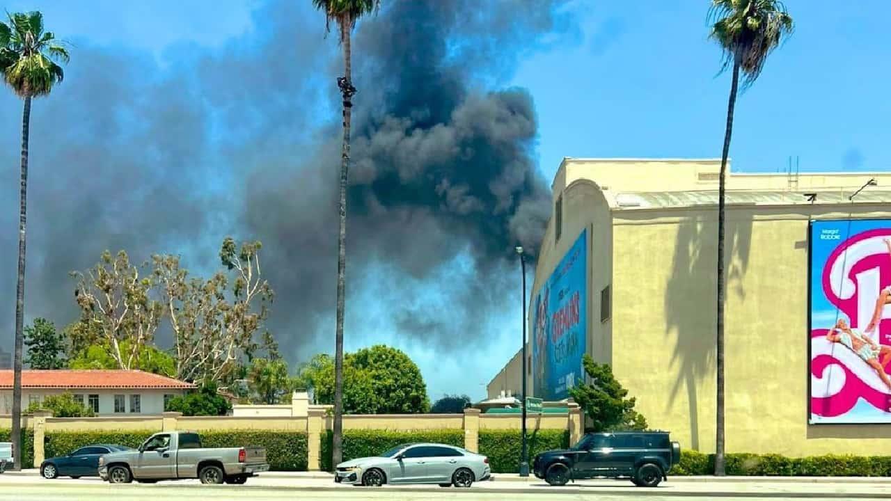 Transformador explota y causa incendio en Warner Bros., California