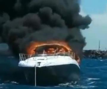Se incendia yate en Yucatán; tripulantes se lanzan al mar