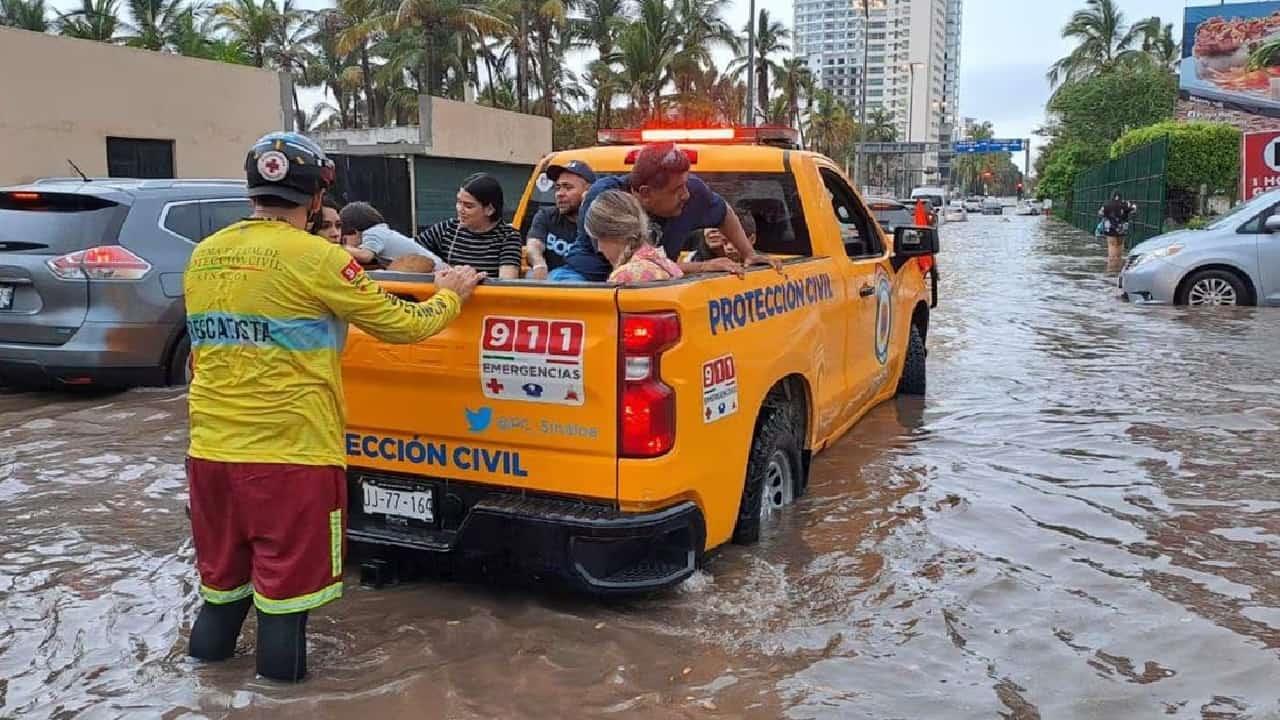 Beatriz deja un muerto, cortes de energía e inundaciones en Mazatlán