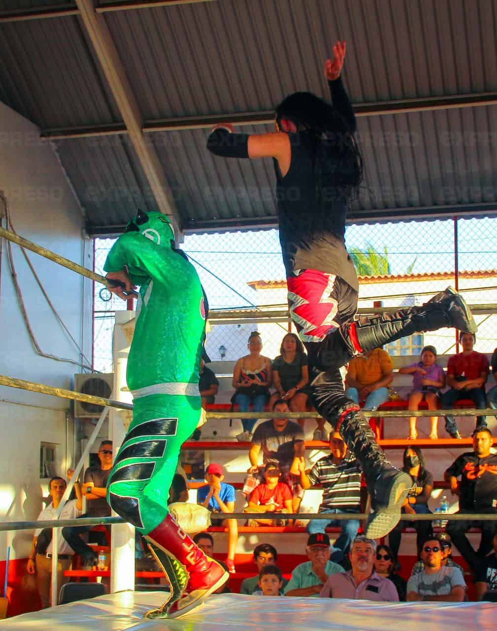 Luchadores y Bomberos se unen en la Cancha 4 en una lucha con causa