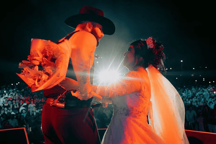 Fan sorprende a Carin León vestida de novia en concierto de Tampico