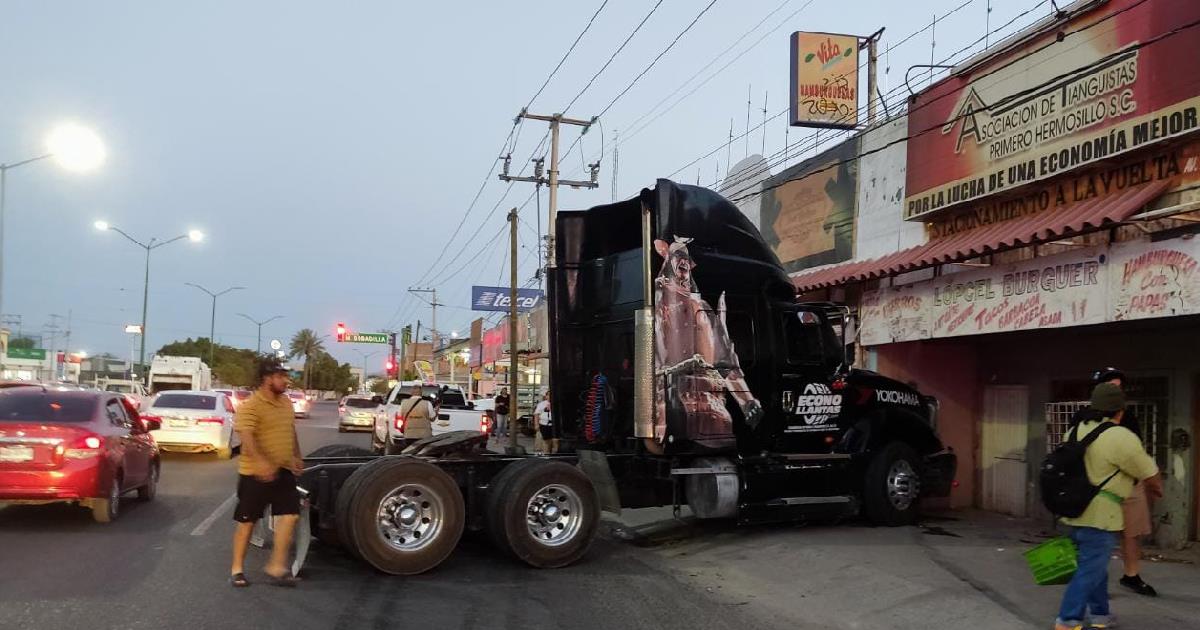 Trailer se estrella con 2 vehículos estacionados en Miguel Hidalgo