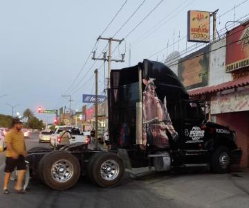 Trailer se estrella con 2 vehículos estacionados en Miguel Hidalgo