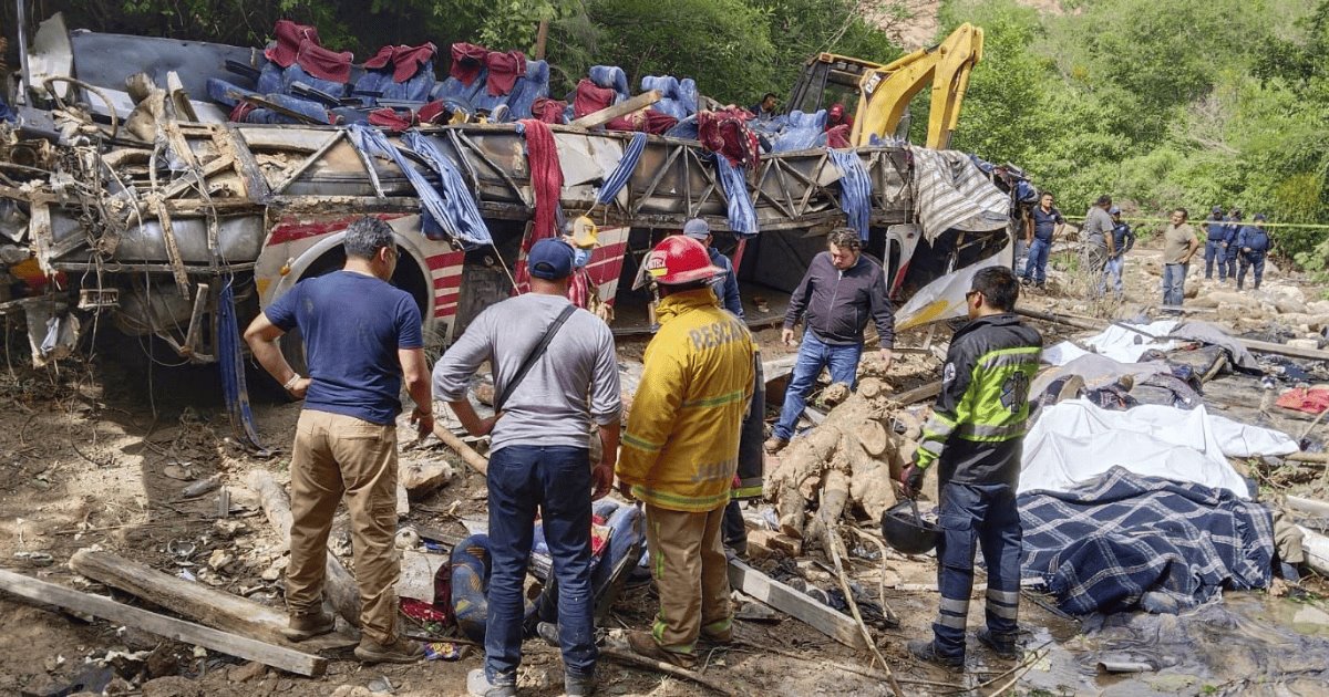 Volcadura de autobús ha dejado 29 muertos en Oaxaca; hay 19 hospitalizados