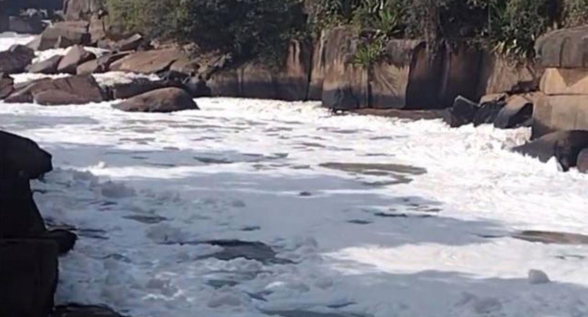 Espuma tóxica cubre un río en Brasil