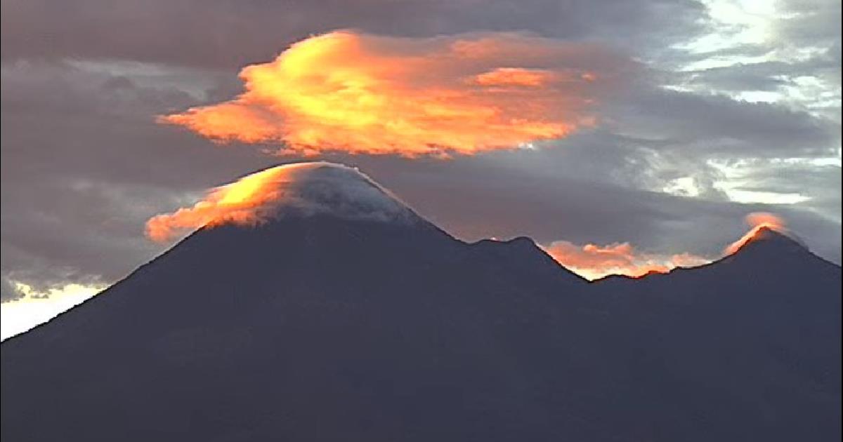 Captan nubes lenticulares alrededor del Popocatépetl