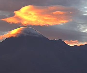 Captan nubes lenticulares alrededor del Popocatépetl
