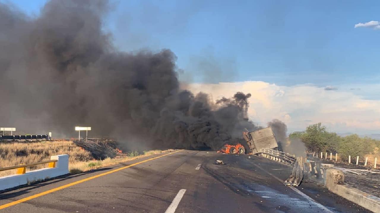 Se incendia tractocamión en carretera Altar-Santa Ana