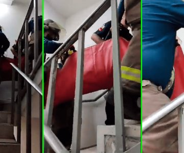 Por falla en ascensor del Issste, Bomberos trasladan pacientes entre pisos