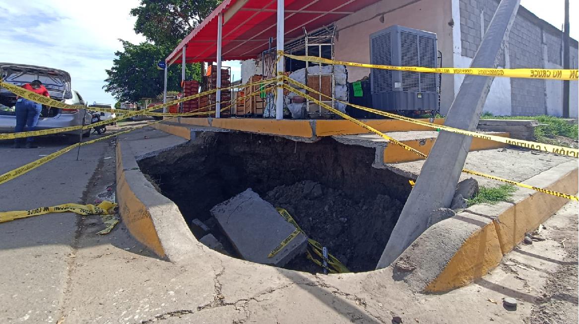 Enorme socavón afecta directamente una frutería en Ciudad Obregón