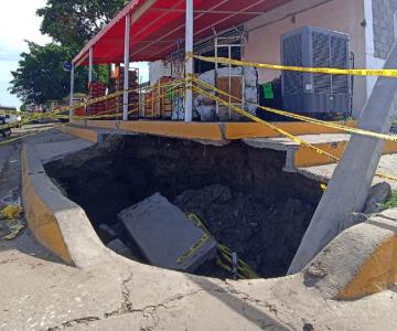 Enorme socavón afecta directamente una frutería en Ciudad Obregón