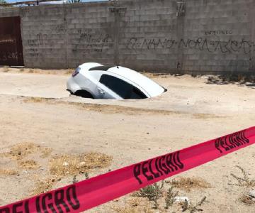 Vehículo cae dentro de socavón en colonia Primero Hermosillo