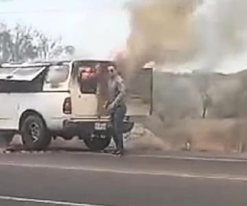 Bomberos sofocan incendio de vehículo en Hermosillo-Bahía de Kino