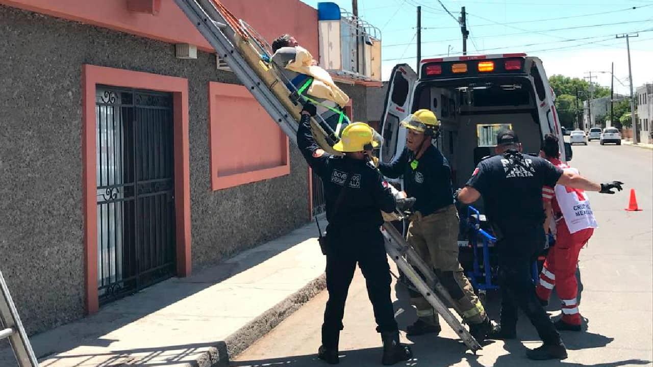 Hombre cae de segundo piso mientras realizaba trabajos de mantenimiento