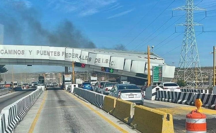 Tráiler colisiona contra caseta de peaje en BC; hay muerto y varios heridos