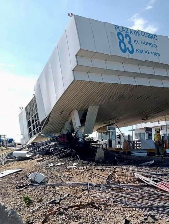 Tráiler colisiona contra caseta de peaje en BC; hay muerto y varios heridos