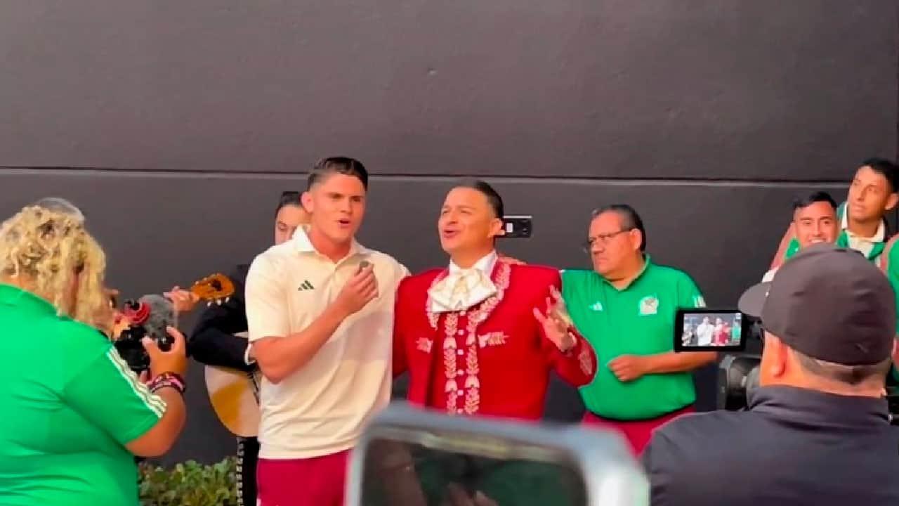 Aficionados sorprenden a la Selección Mexicana con serenata