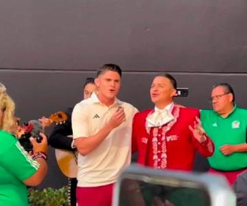 Aficionados sorprenden a la Selección Mexicana con serenata