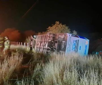 Autobús termina volcado por vientos en carretera Hermosillo-Guaymas