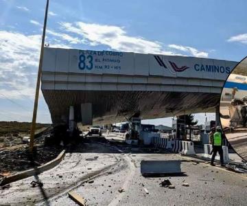 Tráiler colisiona contra caseta de peaje en BC; hay muerto y varios heridos