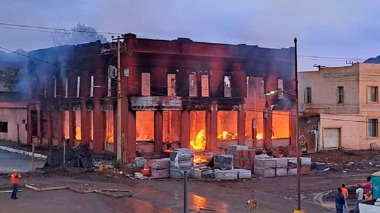 Incendio consume edificio histórico del Banrural en Cananea