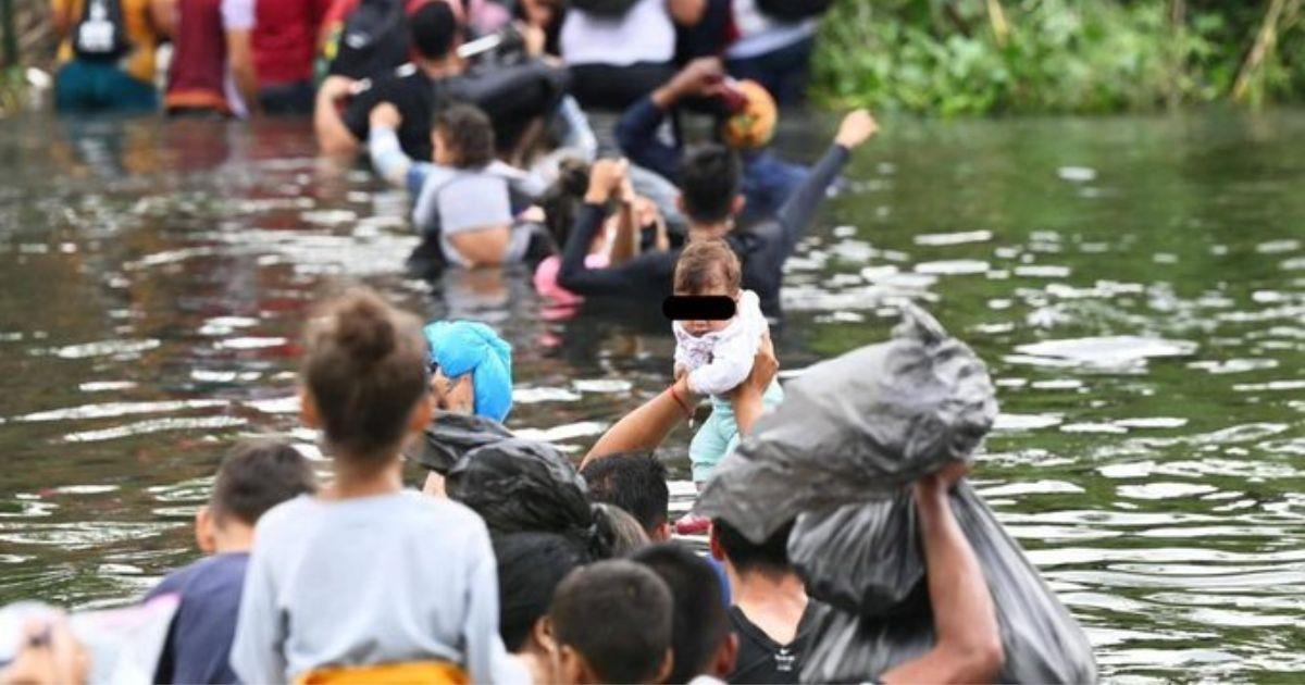 Agentes de Texas empujan a niños migrantes de vuelta al Río Bravo