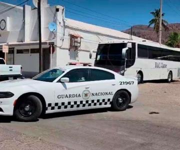 Localizan autobús con 129 migrantes en la carretera Guaymas- Hermosillo