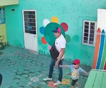 Padres de familia encañonan a maestra y empleada de escuela Frida Kahlo