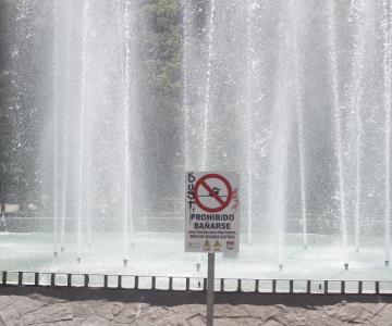 Invitan a no ingresar o beber agua de la fuente del Parque Madero