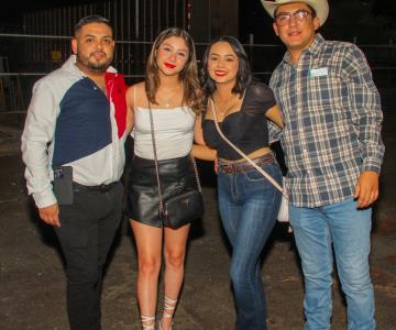 Disfrutan del gran show norteño de Cornelio Vega y su Dinastía