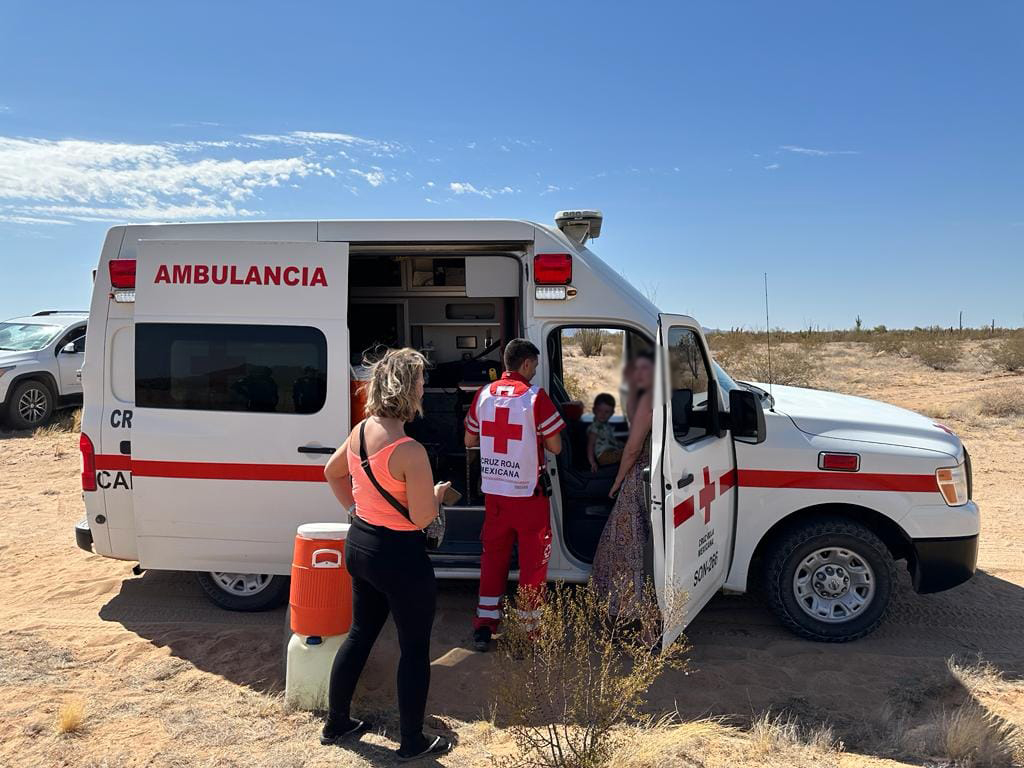 Rescatan a familia estadounidense en camino de terracería en Caborca