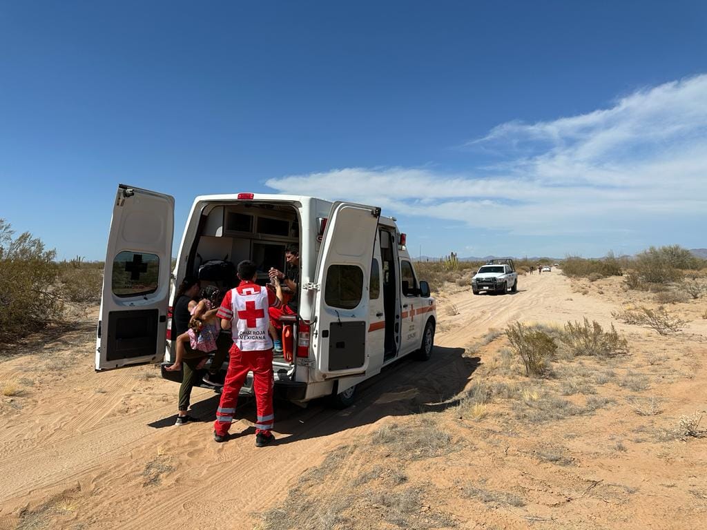 Rescatan a familia estadounidense en camino de terracería en Caborca