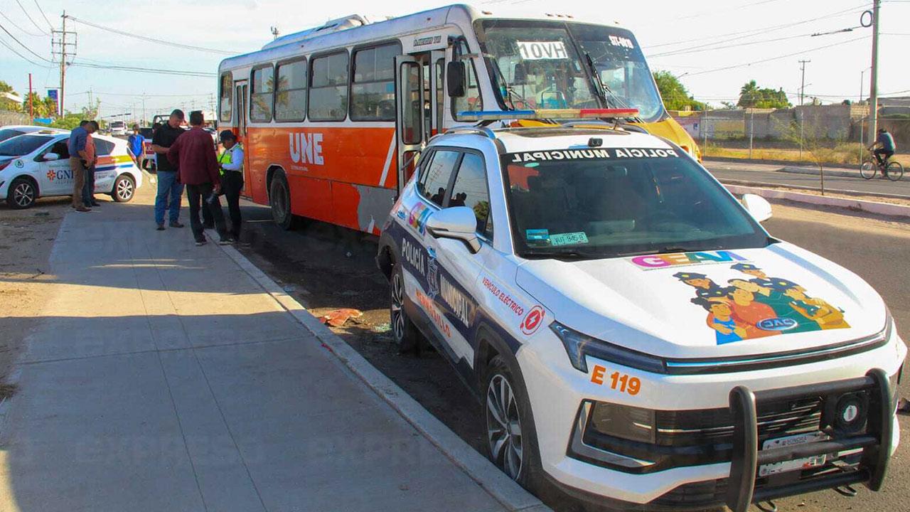 Camión de transporte urbano impacta patrulla eléctrica