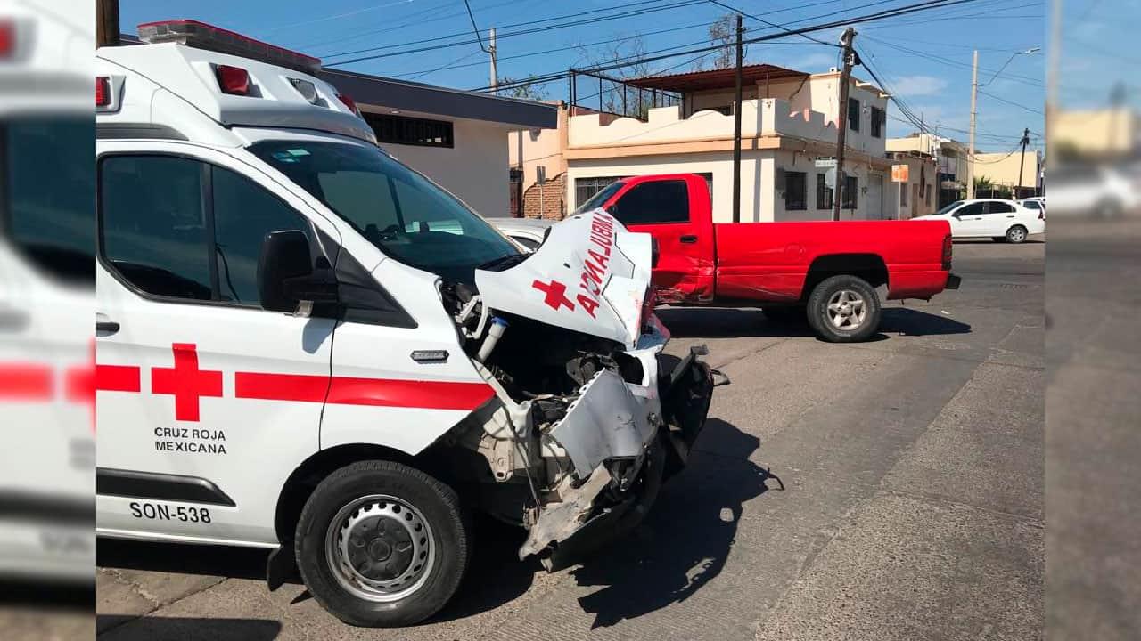 Choca ambulancia de Cruz Roja cuando acudía a atender un reporte