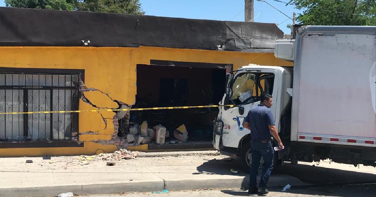 Aparatoso choque dejó un lesionado y daños a un inmueble en López Mateos