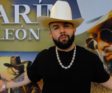Carín León cuestiona que su música sea encasillada como regional mexicano