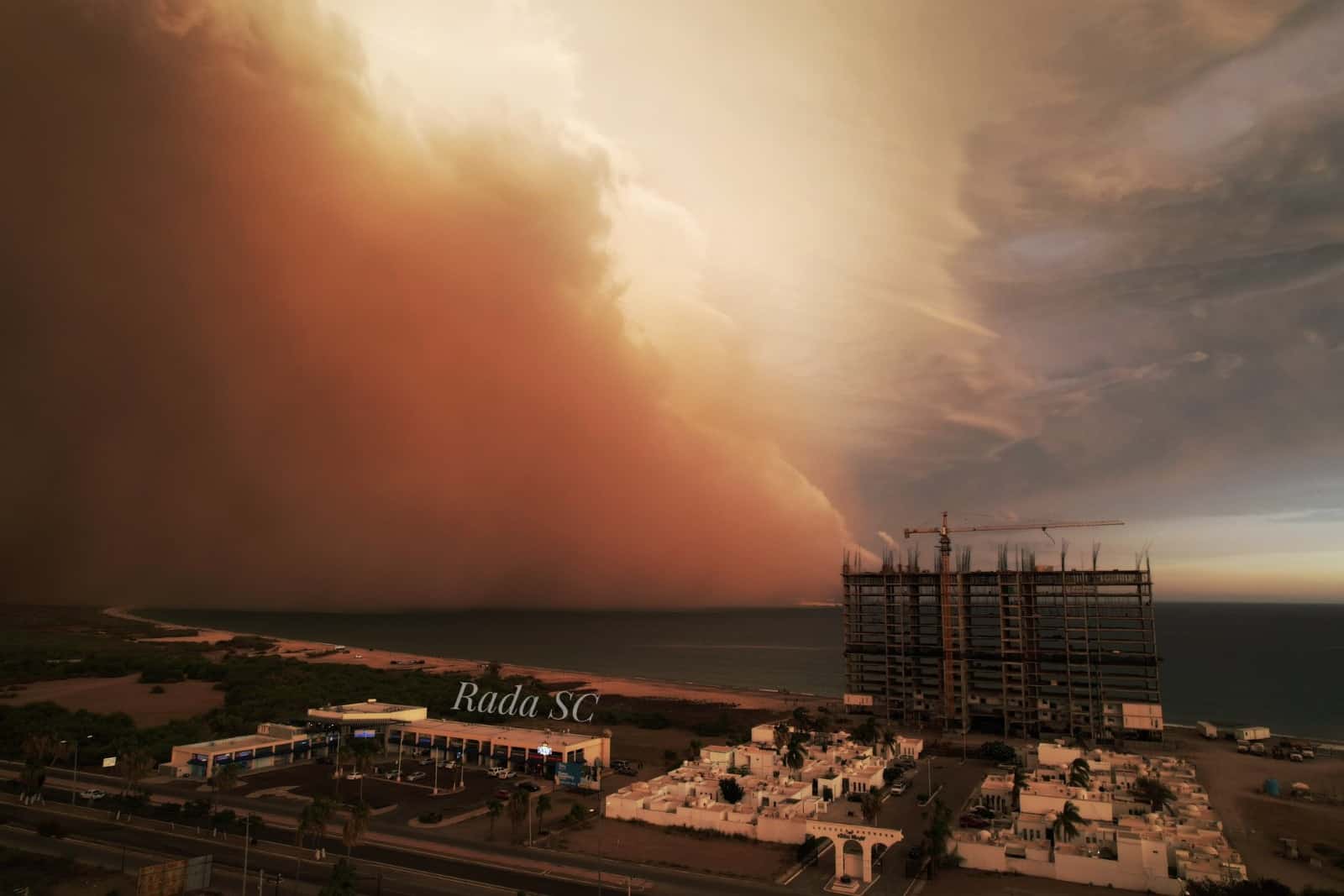 Tormenta de arena azota Guaymas; Protección Civil atiende a la población