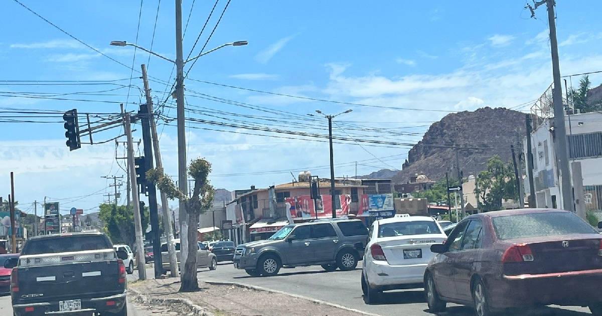 Vecinos bloquean bulevar para exigir energía eléctrica en Guaymas
