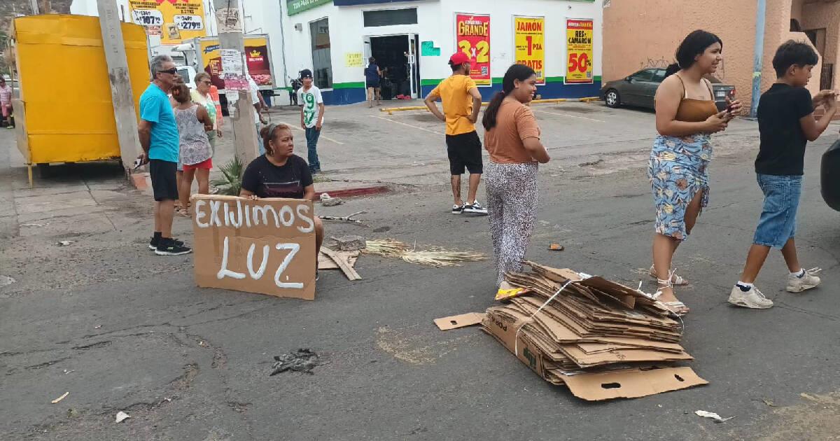 Vecinos bloquean Calzada tras 4 días sin energía eléctrica en Guaymas