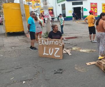 Vecinos bloquean Calzada tras 4 días sin energía eléctrica en Guaymas